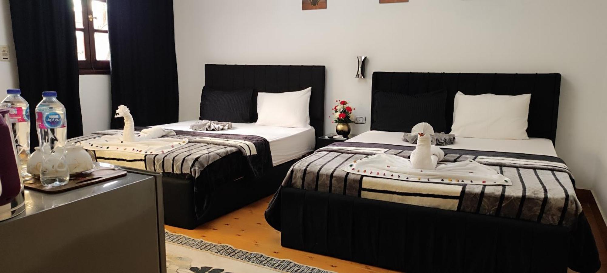 Pyramids Kingdom - Guest House Kafrat al Jabal Bagian luar foto