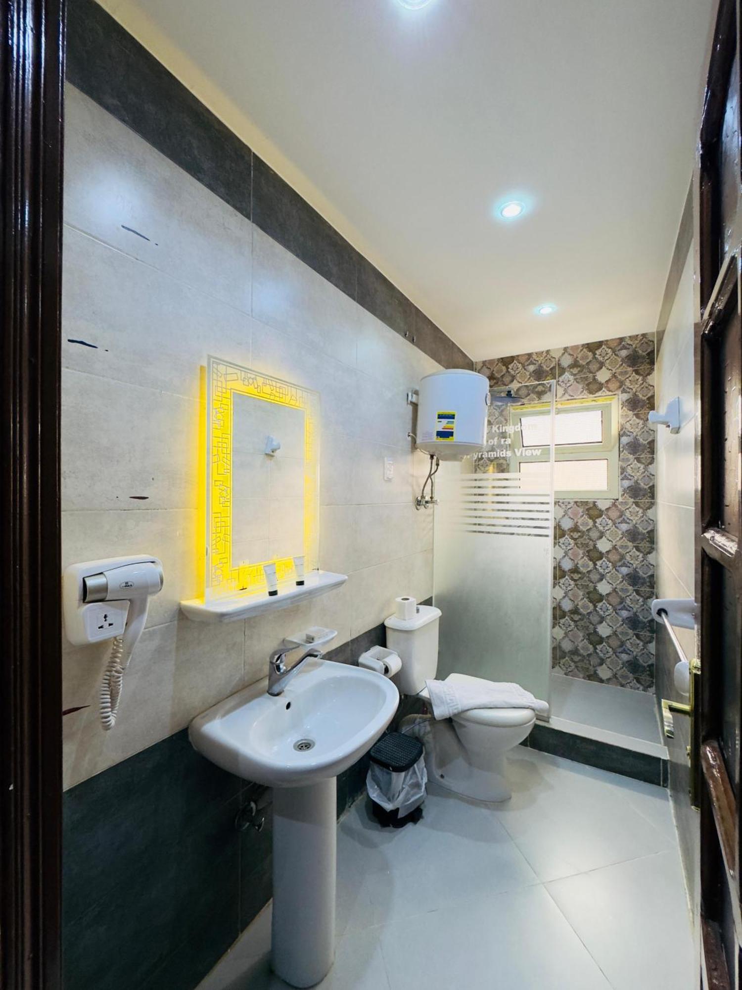 Pyramids Kingdom - Guest House Kafrat al Jabal Bagian luar foto