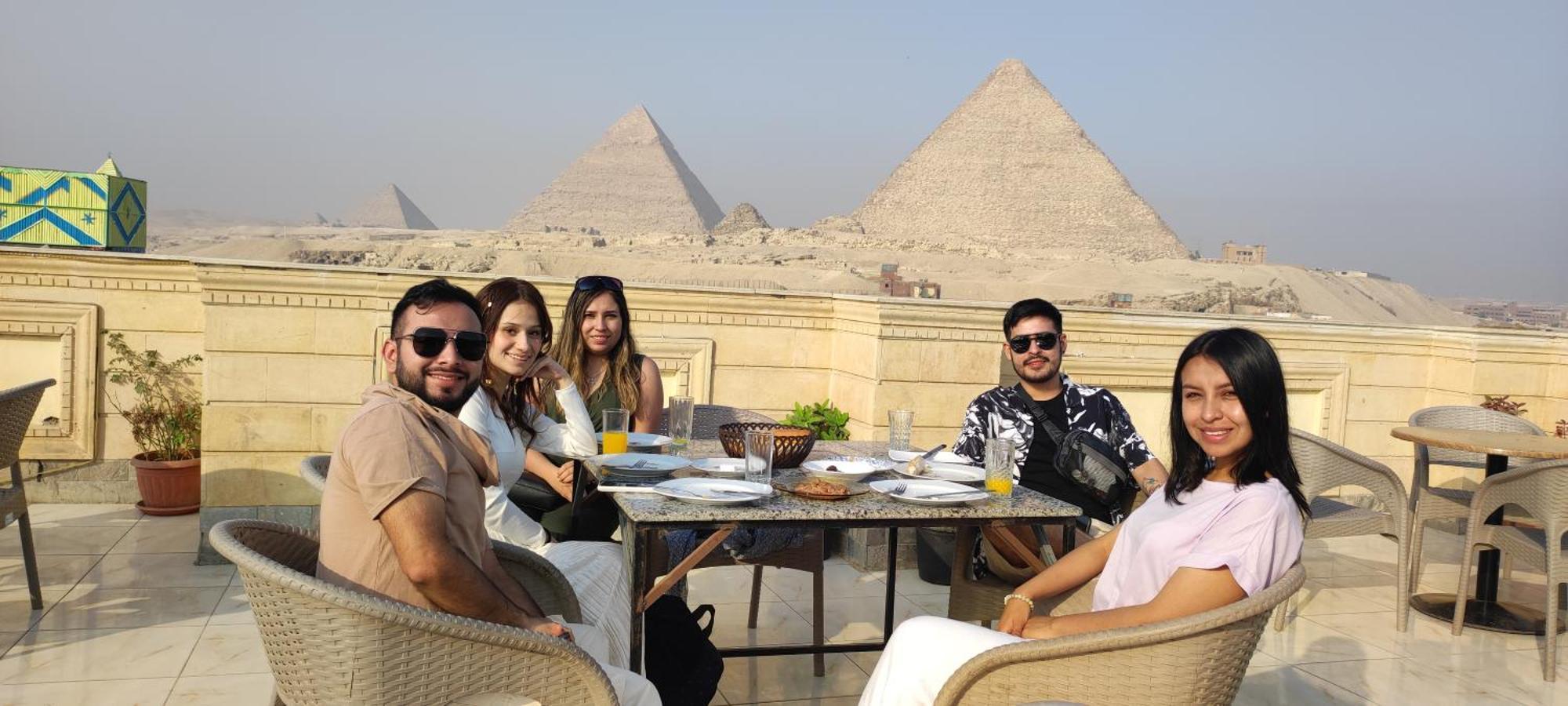 Pyramids Kingdom - Guest House Kafrat al Jabal Bagian luar foto