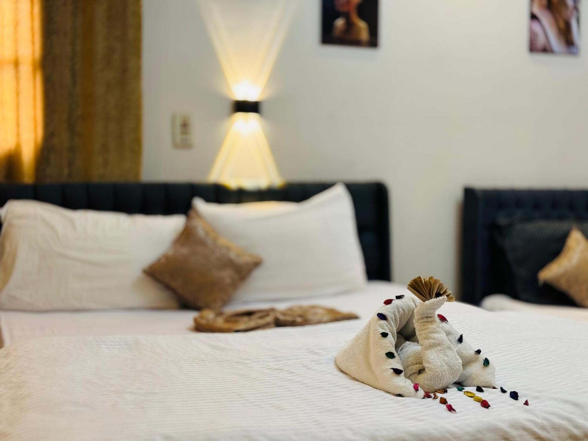 Pyramids Kingdom - Guest House Kafrat al Jabal Bagian luar foto