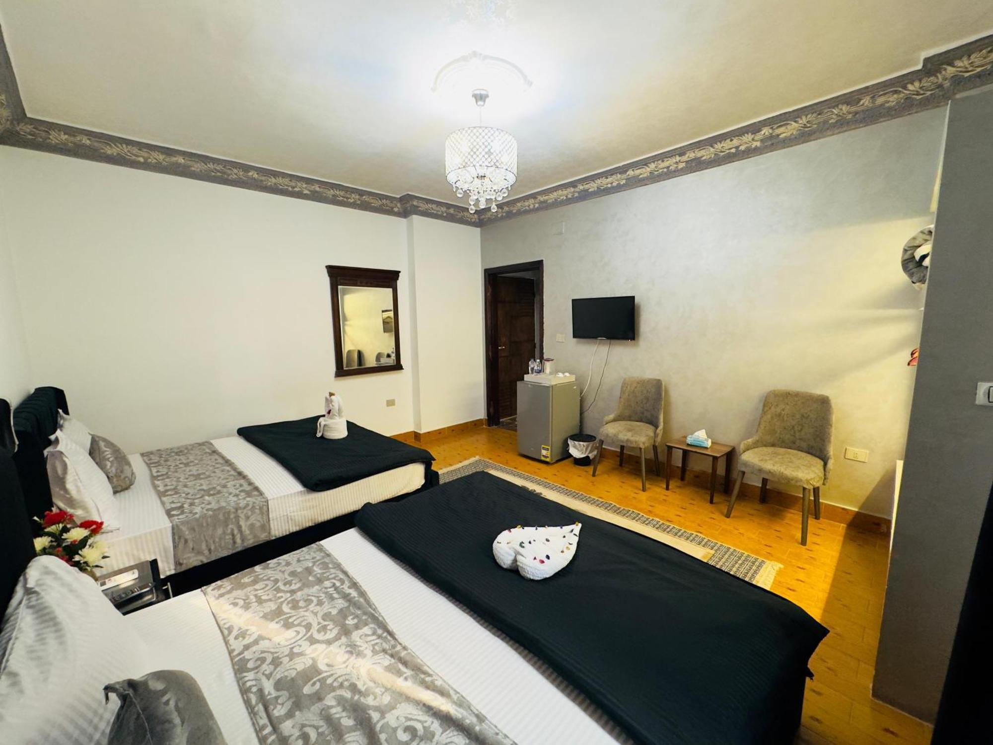 Pyramids Kingdom - Guest House Kafrat al Jabal Bagian luar foto
