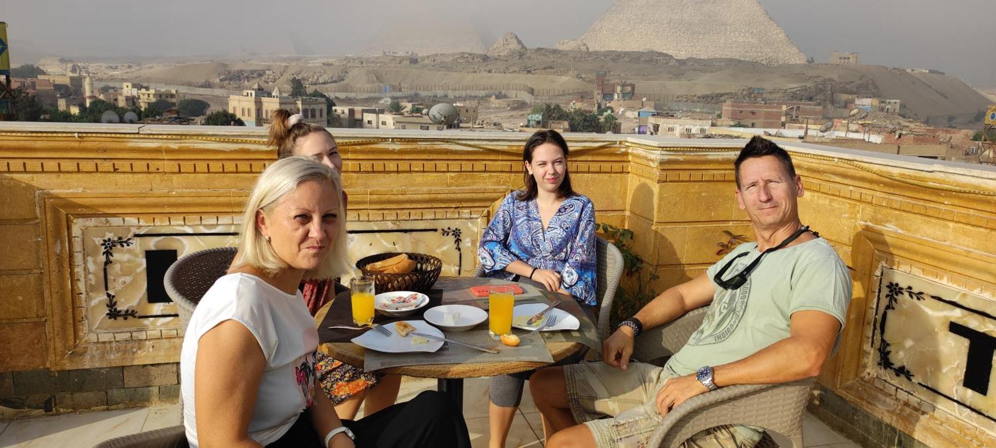 Pyramids Kingdom - Guest House Kafrat al Jabal Bagian luar foto